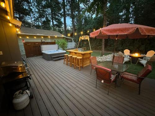 Big Bear City House | Tranquil Retreat with Fenced Backyard, Hot tub & Bar