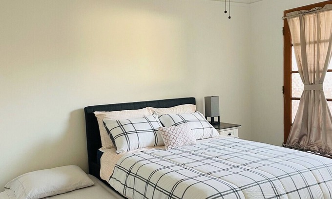 Melrose House | Tranquil Retro Hollywood One Bedroom with Parking