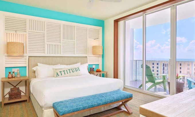 Hollywood Hotel | Tranquil Room Perfect for a Relaxing Florida Getaway | Pet-Friendly Retreat