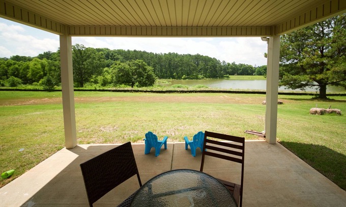 Fayetteville House | Tranquil & Safe Lake Home-great for families