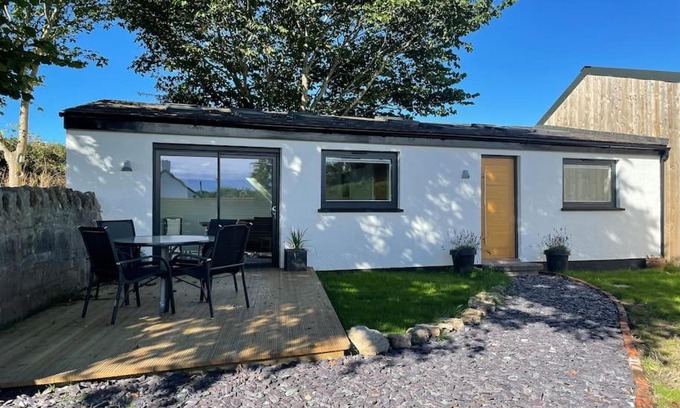 Beaumaris House | Tranquil, secluded, rural cottage for two