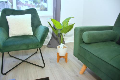 Goresbrook Apartment | Tranquil Stays at 3 bedroom House in Dagenham