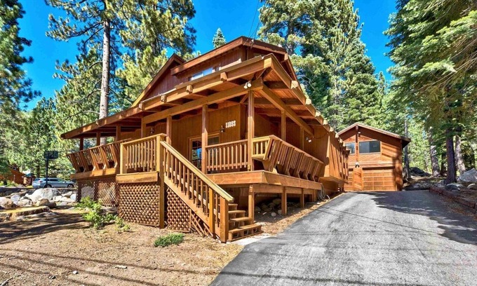 Truckee Cabin | Tranquil Tahoe Retreat - wood-burning fireplace, close to town & skiing!