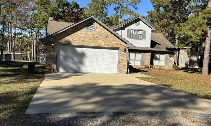 Brookeland House | Tranquil Waterfront Retreat: 4BR/2.5BA Cozy Lakehouse on the Water!