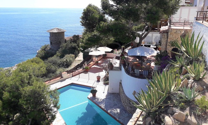 Llafranc Villa | Transatlantic villa at the seafront