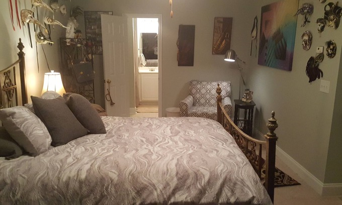Huntcliff House | Travel Nurses/Healthcare Professionals upstairs bedroom.
