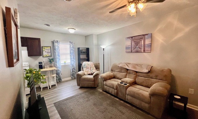 Richmond Apartment | Travelers Cove upstairs 1-bedroom apartment Richmond near EKU with WiFi, AC
