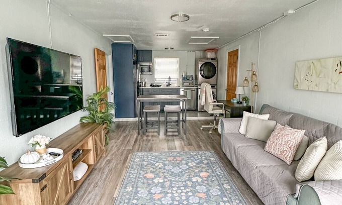 Venice Gardens House | Travelers Nook close to Venice Beach!