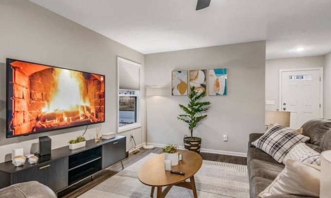 Fort Wayne House | Traveling worker-ready Transitional Modern Home!
