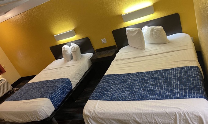 Benton Harbor Hotel | Travelodge by Wyndham Benton Harbor MI
