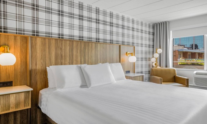 Niagara Falls Hotel | Travelodge by Wyndham Niagara Falls at the Falls