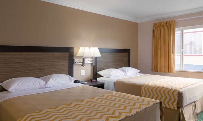 Downtown Hotel | Travelodge by Wyndham Eureka