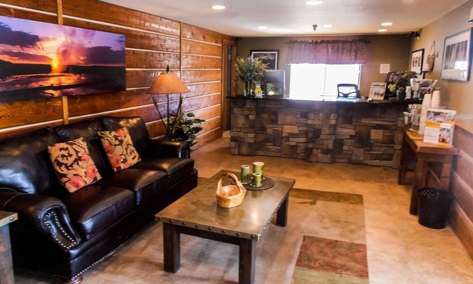 Gardiner Hotel | Travelodge by Wyndham Gardiner Yellowstone Park North