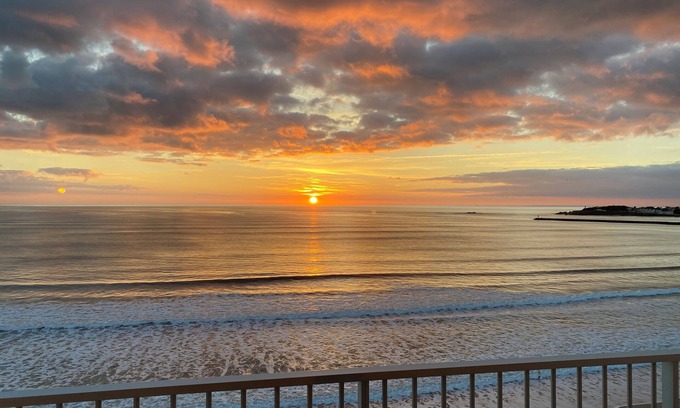 Saint-Gilles-Croix-de-Vie Apartment | Treat yourself to a relaxing interlude by the water.