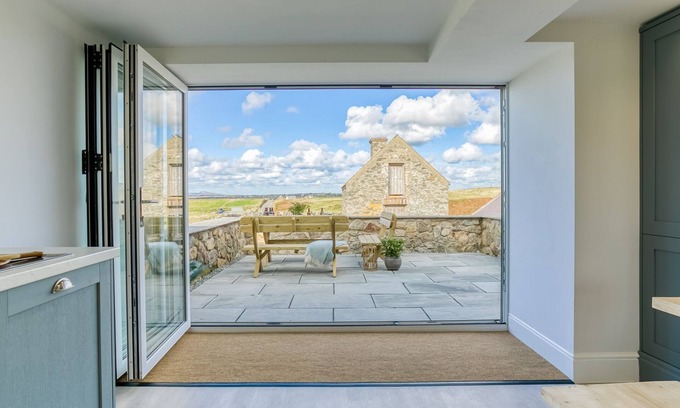 Ty Croes Cottage | Trecastell - sleeps 8 guests in 4 bedrooms