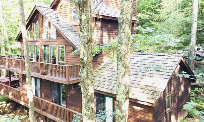 Davis House | Tree House, Hot Tub, Cozy ,Wifi, Secluded, Serene,View, Central Location