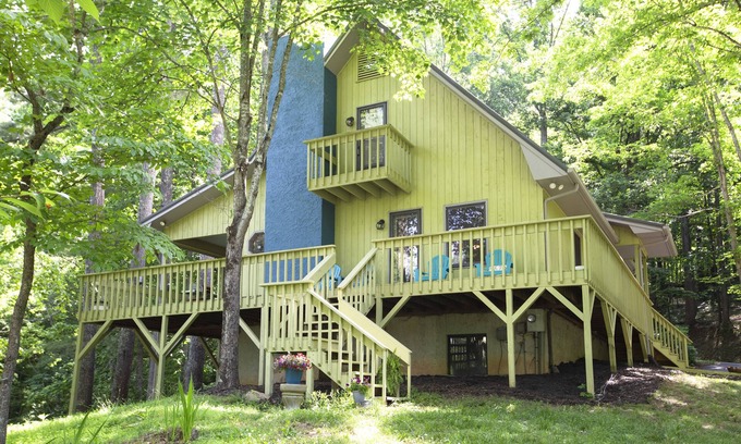 Weaverville House | TREE LoFT! 15 Min to Ashvlle, Cozy Gas FIREPLACE, Wrap-around DECK, Great WiFI