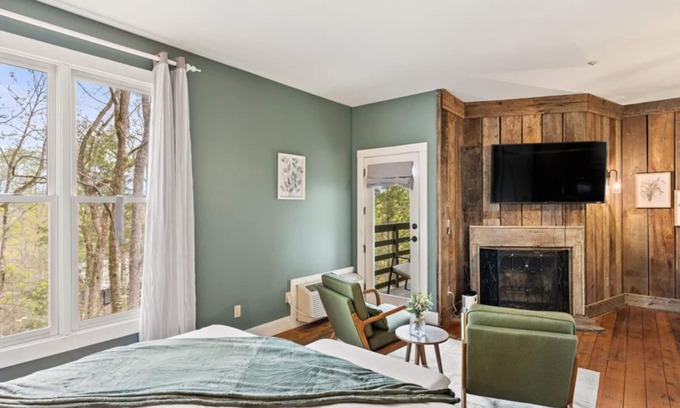 Townsend Hotel | Tree-View Studio | Walk-In Shower | Balcony
