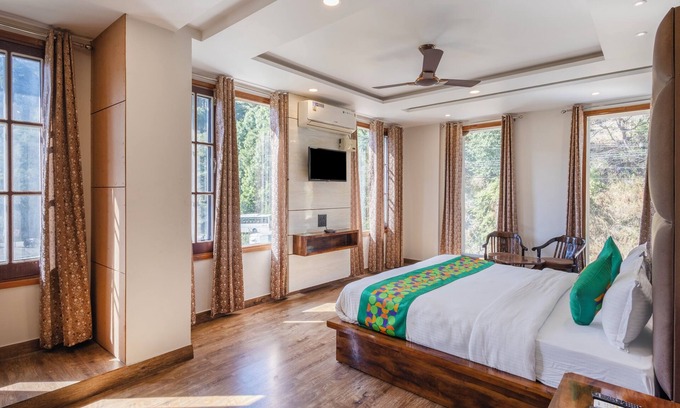 Bathri Hotel | Treebo Anjukul