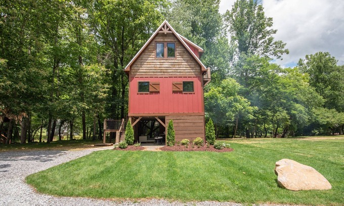 Franklin Cabin | Treehouse, Hot Tub, Creekfront, Starlink Wi-Fi, Firepit