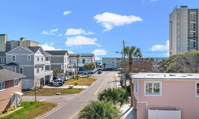 Ash Apartment | TreeHouse Lodge, Walk to Beach, Pet-Friendly 302