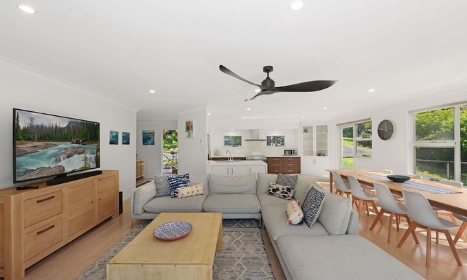 Macmasters Beach House | Treehouse on Stone - Large Family Home