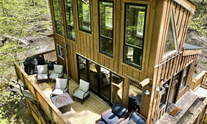 Stockbridge House | Treehouse-One of a Kind , AC, tubing, fire table, fire pit, 20 min to Killington