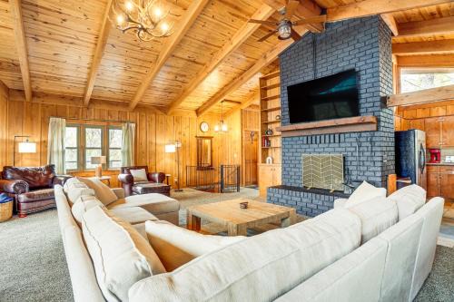 Massanutten House | Treehouse-Style Cabin, 1 Mi to Massanutten Resort