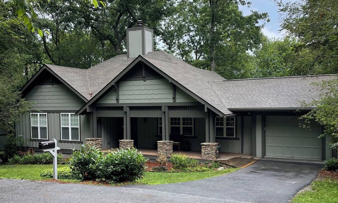 Highlands Cottage | Treetop Cottage-3 bed, 2 bath newly updated !