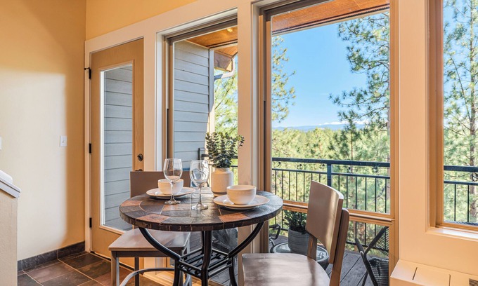 Bend Condo | Treetop Retreat w/Resort Amenities