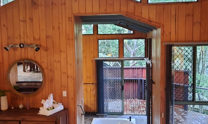 Flaxton Cabin | Treetops Accommodation Montville