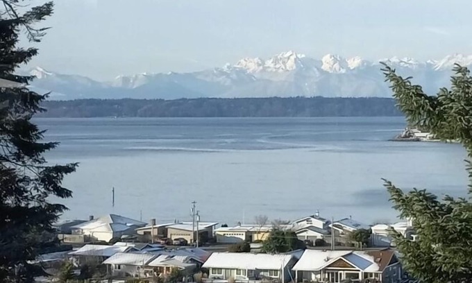 Clinton House | TreeTops: Whidbey Island bayside retreat with sound and Olympic Mountain views