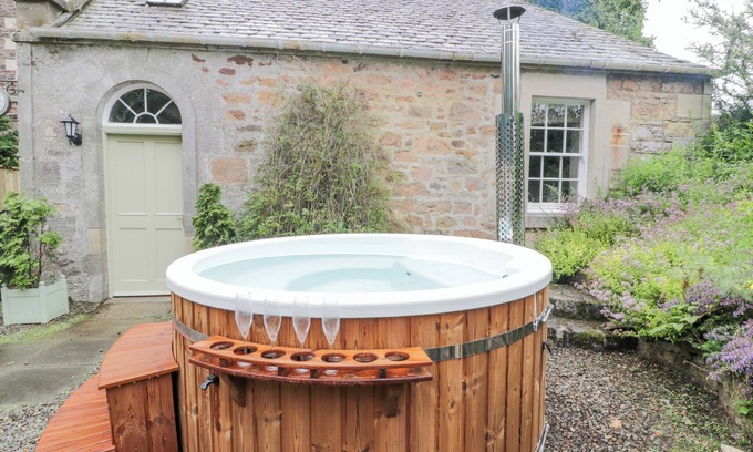 West Linton House | TREFOIL COTTAGE, family friendly, with hot tub in West Linton