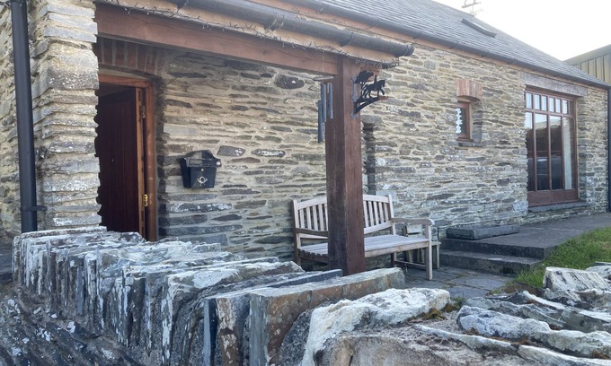 Eglwyswrw Cottage | TRELEW, pet friendly, with a garden in Newport, Pembrokeshire