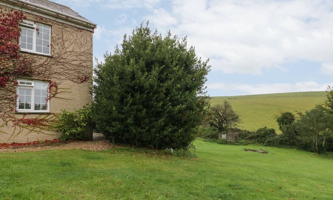 Fowey Cabin | TRENANT LODGE, pet friendly, with a garden in Fowey