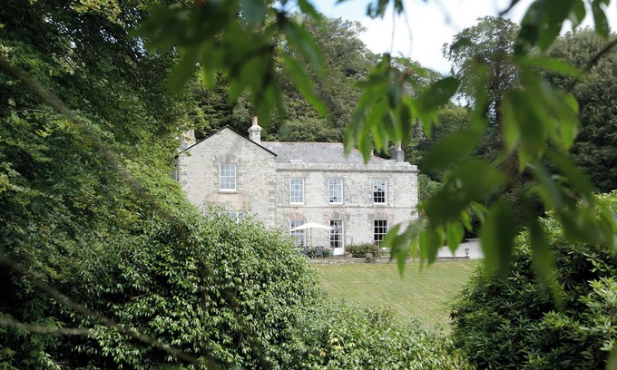 Saint Austell Bay House | Trenarren House, 2 acres private garden & sea views (pet & family-friendly)