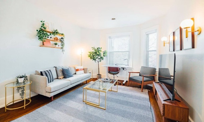 Detroit Apartment | Trendy 2/1 Apt near the Villages | Free Parking