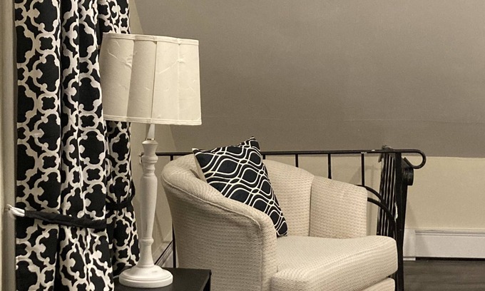 Mount Pleasant House | Trendy 2nd Floor Townhome near Federal Hill in Providence