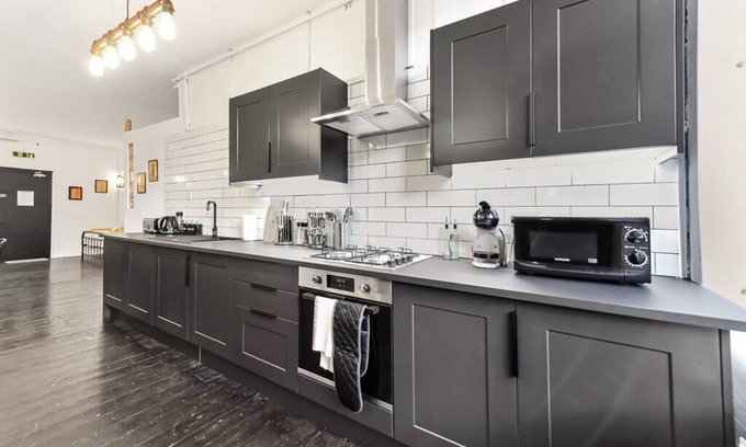 Victoria Apartment | Trendy and Eccentric Flat in Hackney