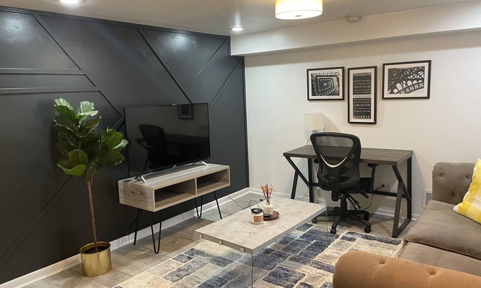 Douglas Condo | Trendy apt near McCormick Place & Wintrust Arena