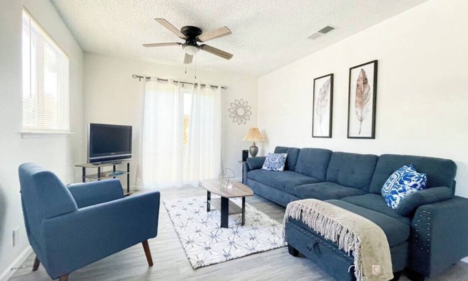 Coalinga House | Trendy Ivy 2-bedroom Apartment near Downtown Coalinga