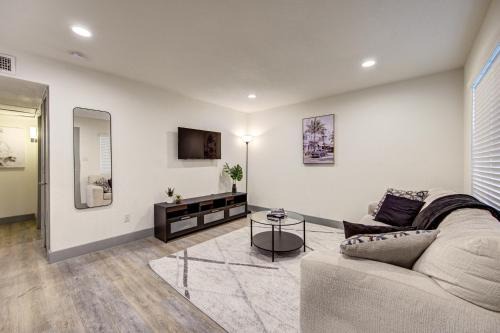Montrose Apartment | Trendy Midtown Apt, Walk to Shops & Sites, Pets Ok