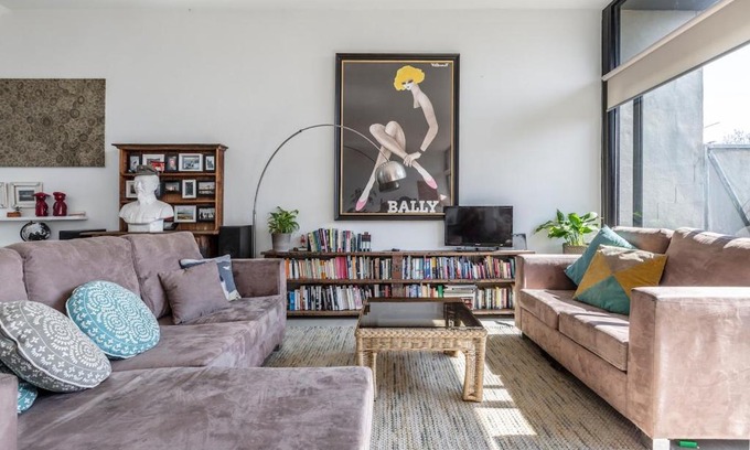 Richmond North Apartment | Trendy Warehouse in Melbourne laneway, walk to MCG