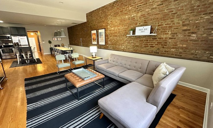 Wicker Park Apartment | Trendy Wicker Park Loft with Parking