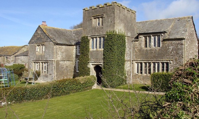 Port Isaac Cottage | TRESUNGERS COTTAGE, pet friendly, with open fire in St Endellion