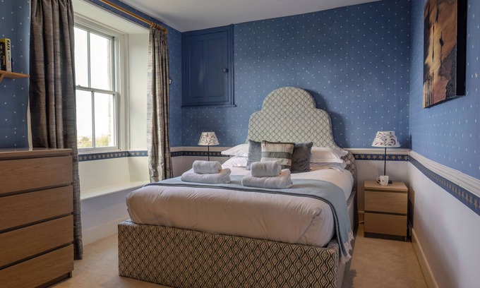 Holywell House | Trevornick Farm House- dog friendly with hot tub and tennis court near Newquay