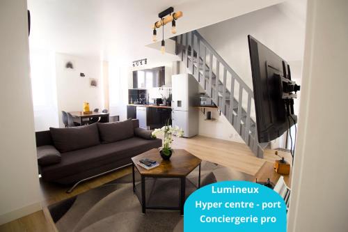 Cherbourg-en-Cotentin Apartment | Triplex Lumineux à Cherbourg, hyper centre, 2 pas du Port & Vie Nocturne, Intendance Luxury Host