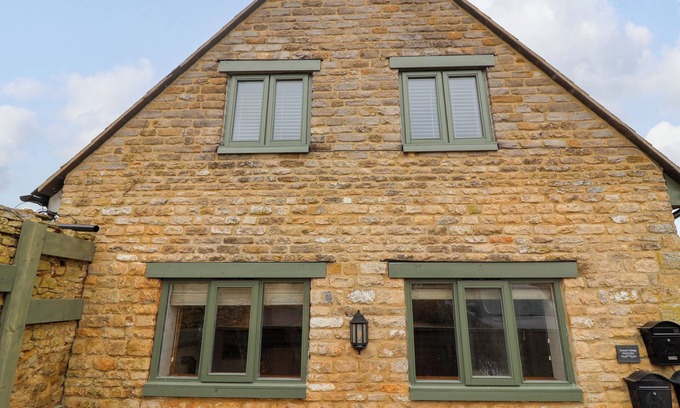 Chipping Norton Cottage | TRIUMPH COTTAGE, pet friendly, with a garden in Chipping Norton
