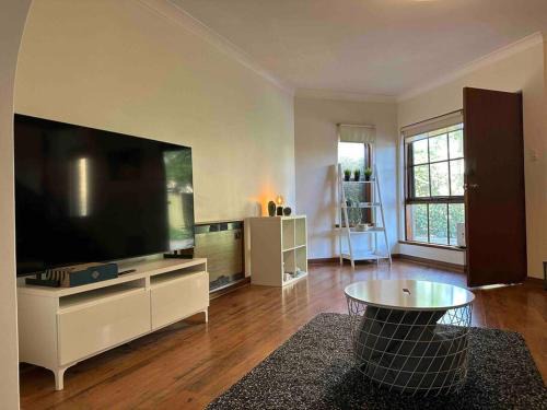 Glenelg House | Troobloo Townhouse in heart of Glenelg