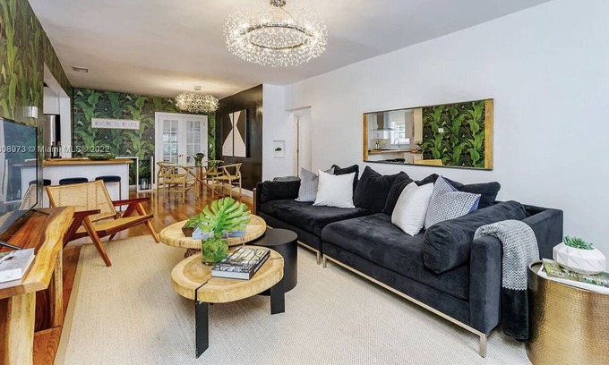 El Portal House | Tropical 4-Bedroom Oasis!! 15 Min From The Beach!!